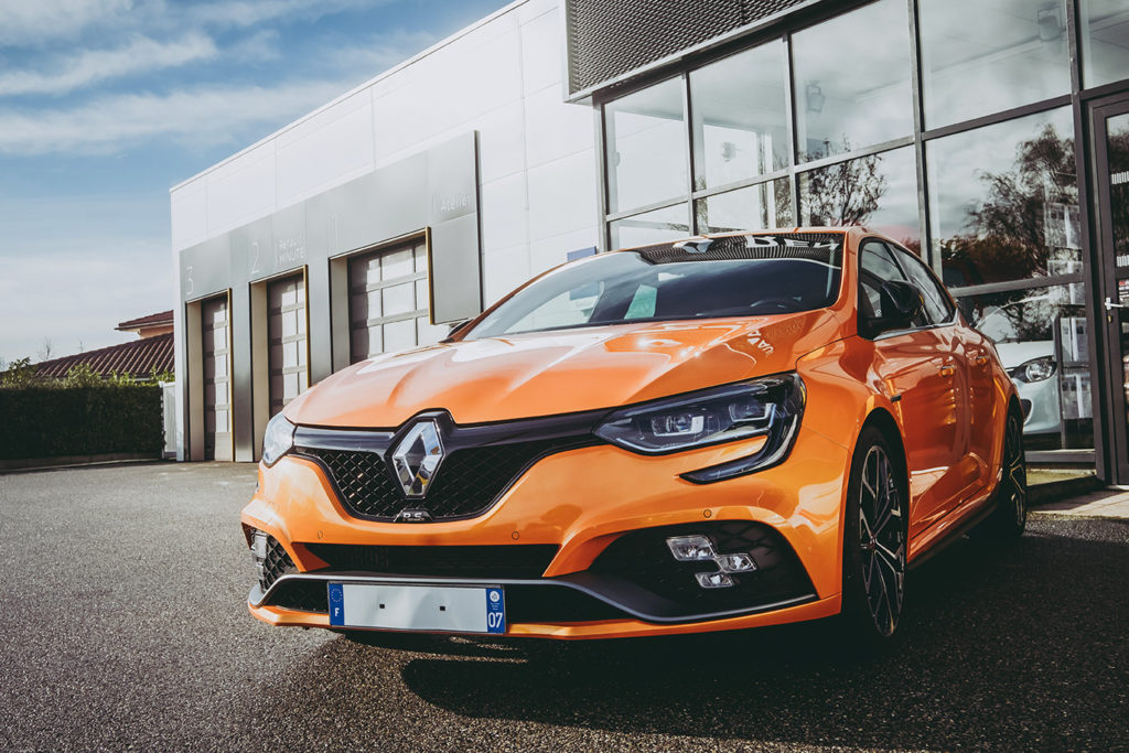Quelques mois après la version RS, RENAULT dévoile sa MEGANE RS TROPHY. Le bolide gagne 20 chevaux et place la sage berline au losange dans la catégorie des véritables sportives.

300 chevaux sous le capot d’une berline, c’est assez rare pour être noté…